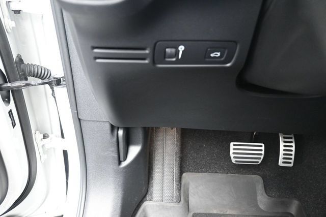 Used 2020 Volvo XC40 T5 R-Design w/ Protection Package AWD/4WD image 16