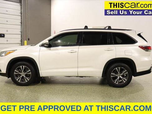 Used 2016 Toyota Highlander XLE w/ Preferred Accessory Package FWD image 5