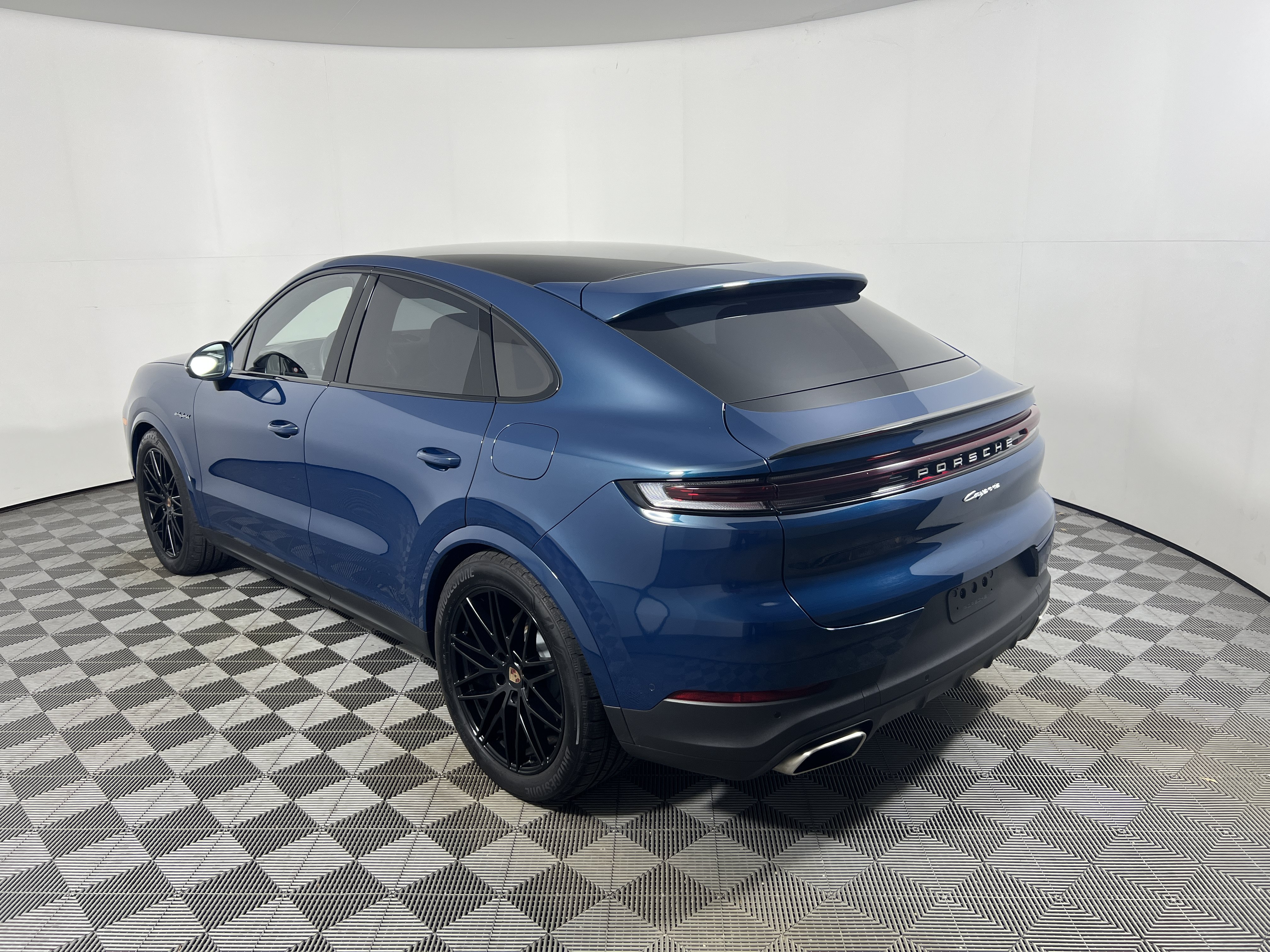 Used 2026 Porsche Cayenne E-Hybrid Coupe AWD/4WD image 3