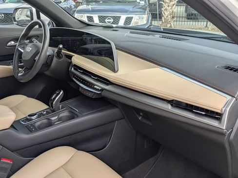 Used 2024 Cadillac XT4 Luxury w/ Cold Weather Package FWD image 30