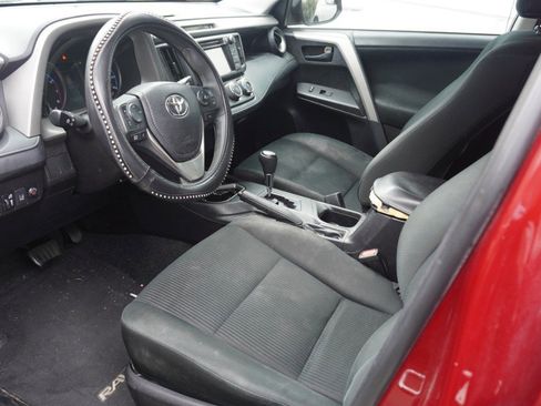 Used 2018 Toyota RAV4 LE FWD image 7