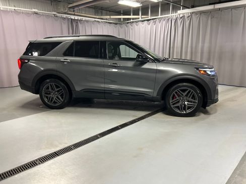 Used 2025 Ford Explorer ST-Line w/ ST-Line Street Pack image 8