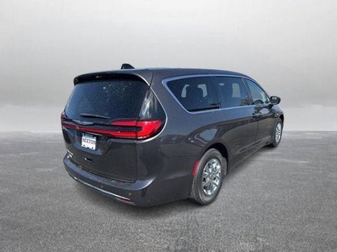 Used 2023 Chrysler Pacifica Touring-L image 7