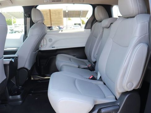 Used 2025 Toyota Sienna XLE FWD image 35