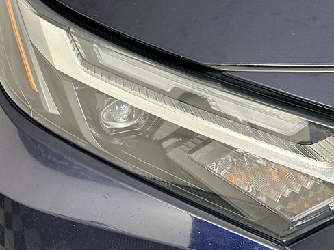 Used 2022 Toyota RAV4 XLE Premium FWD image 9