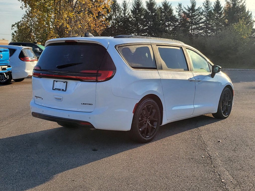 Used 2025 Chrysler Pacifica Limited FWD image 4
