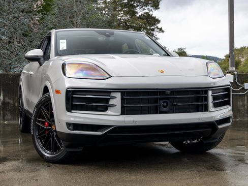 Certified 2025 Porsche Cayenne S image 9