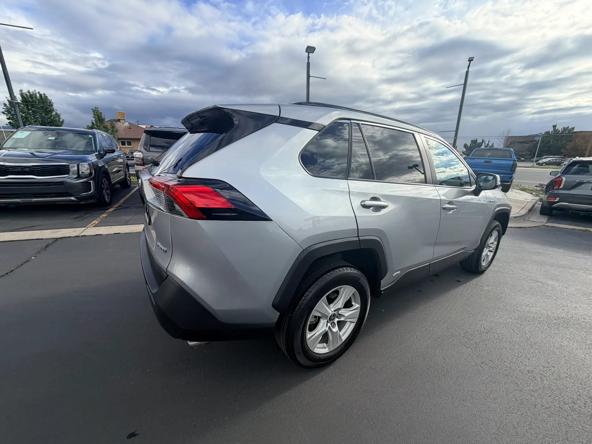 Used 2021 Toyota RAV4 XLE w/ XLE Grade Weather Package AWD/4WD image 3