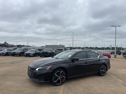 Certified 2023 Nissan Altima 2.5 SR w/ SR Premium Package FWD image 9