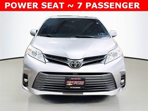 Used 2018 Toyota Sienna XLE image 3