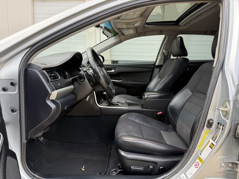 Used 2017 Toyota Camry SE w/ Moonroof Package FWD image 19