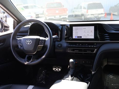 Used 2025 Toyota Camry SE image 13
