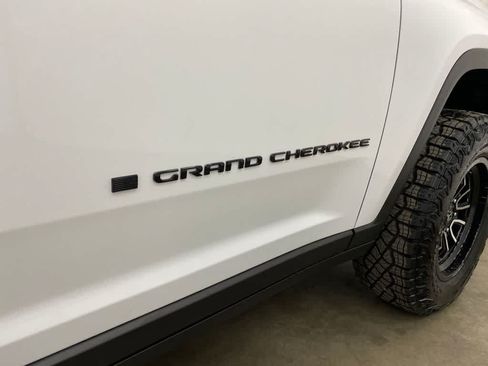 Used 2025 Jeep Grand Cherokee Altitude AWD/4WD image 9