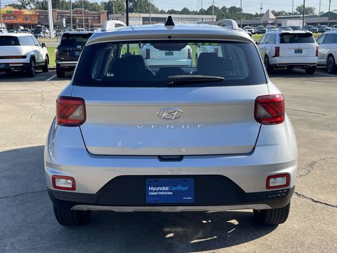Certified 2022 Hyundai Venue SEL FWD image 4