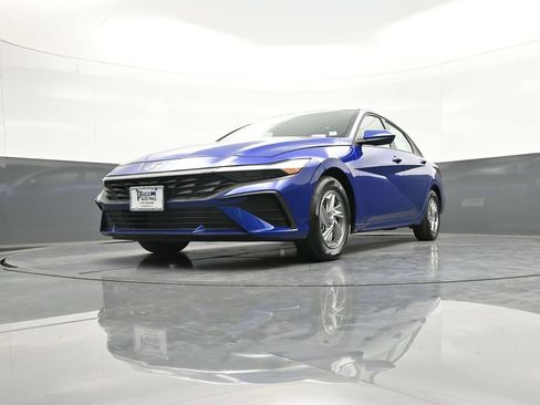 Certified 2025 Hyundai Elantra SE FWD image 24