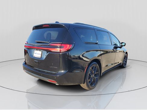 New 2026 Chrysler Pacifica Limited w/ S Appearance Package image 4