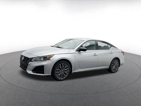 Used 2025 Nissan Altima 2.5 SV FWD image 3