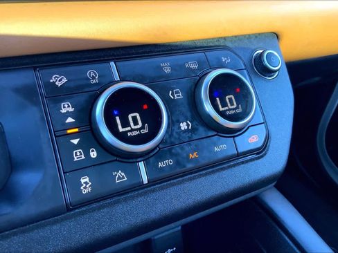 Used 2023 Land Rover Defender 130 X-Dynamic SE image 35