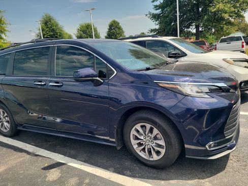 Used 2023 Toyota Sienna XLE FWD image 3