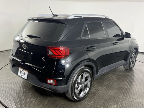 Used 2024 Hyundai Venue SEL image 4