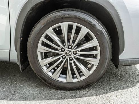 Used 2020 Toyota Highlander Platinum image 4