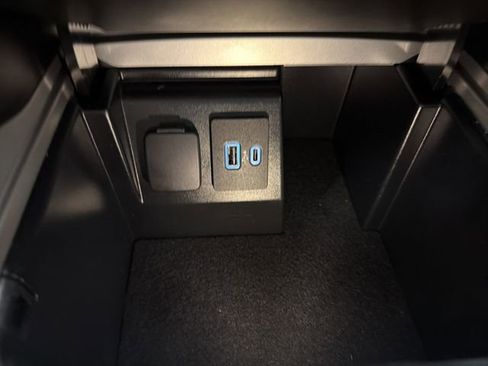 Used 2023 Ford Explorer Limited image 26