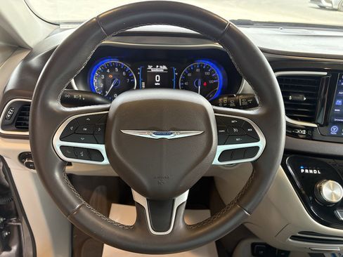 Used 2017 Chrysler Pacifica Touring-L w/ Tire & Wheel Group image 11