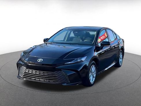 Used 2025 Toyota Camry LE image 4