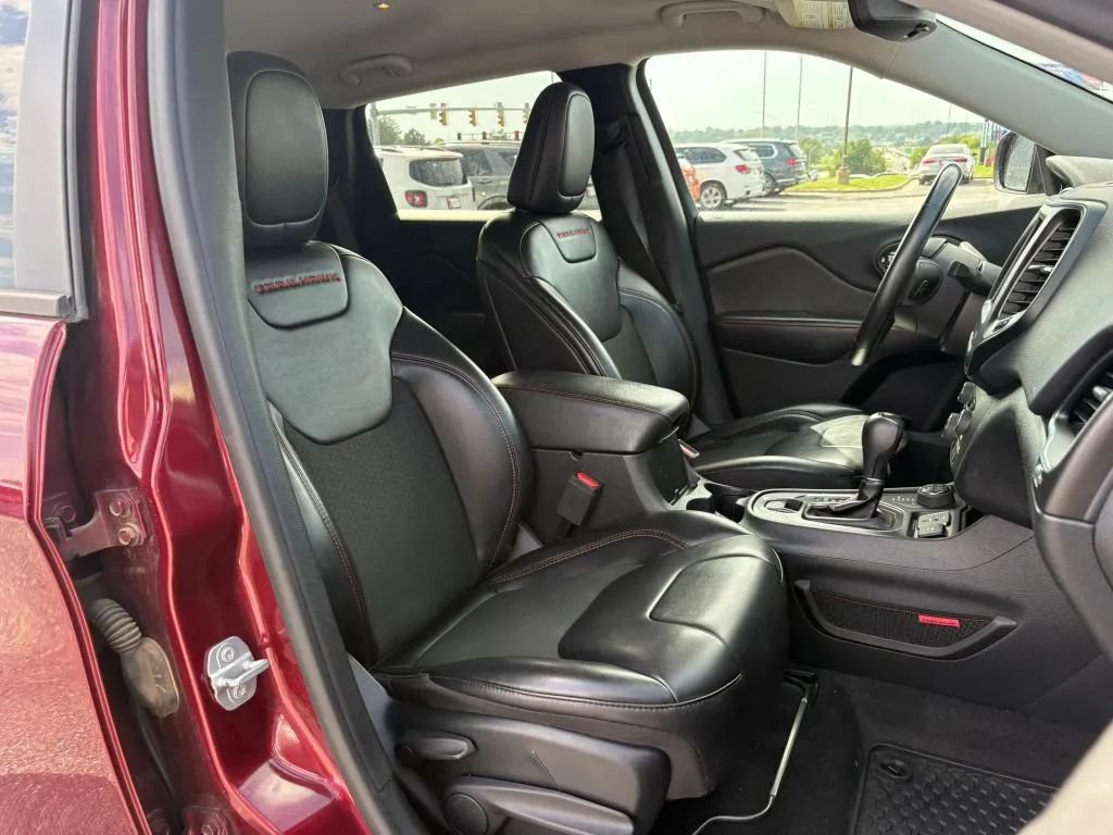 Used 2019 Jeep Cherokee Trailhawk w/ Cold Weather Group AWD/4WD image 16