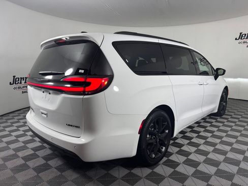 Used 2025 Chrysler Pacifica Limited FWD image 7