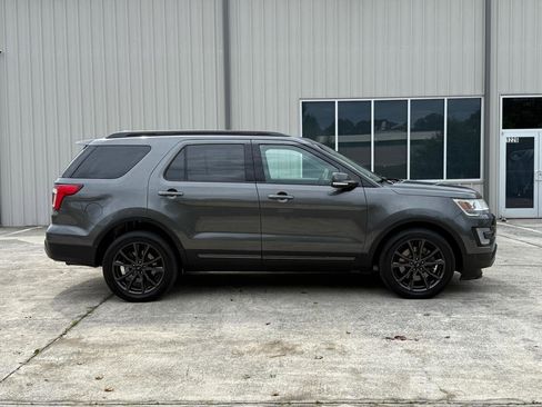Used 2017 Ford Explorer XLT w/ Equipment Group 202A AWD/4WD image 4