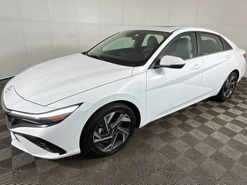 Certified 2025 Hyundai Elantra Limited FWD image 7