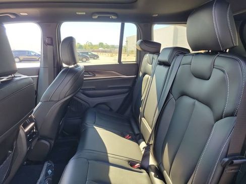 New 2025 Jeep Grand Cherokee Limited image 12