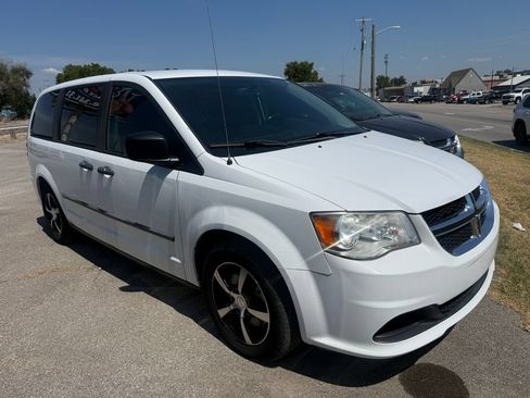 Used 2016 Dodge Grand Caravan American Value Package w/ UConnect Hands-Free Group FWD image 5