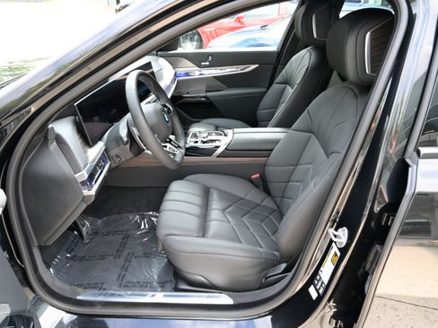 Used 2025 BMW 760i xDrive w/ Autobahn Package AWD/4WD image 17