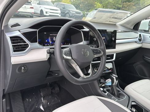 New 2026 Volkswagen Taos SE FWD image 10