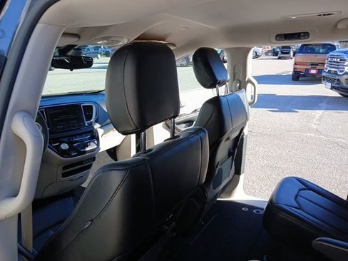 Used 2023 Chrysler Pacifica Touring-L image 14