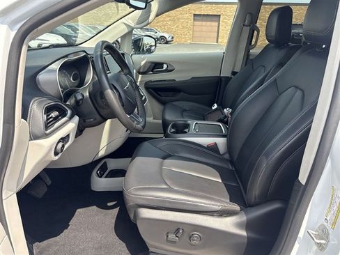 Used 2024 Chrysler Pacifica Touring-L FWD image 18