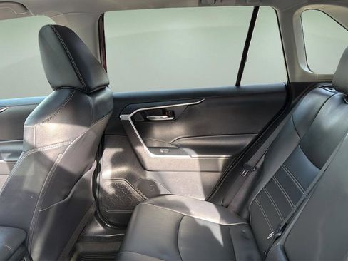 Used 2020 Toyota RAV4 XLE Premium image 17
