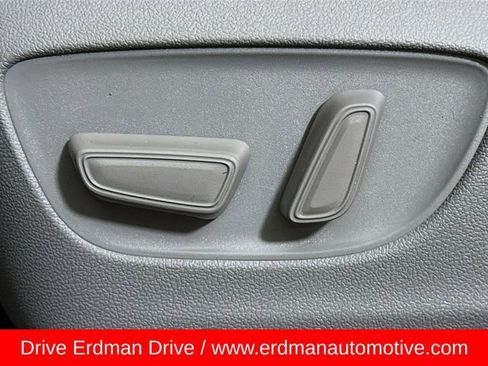 Used 2023 Toyota Highlander L image 12