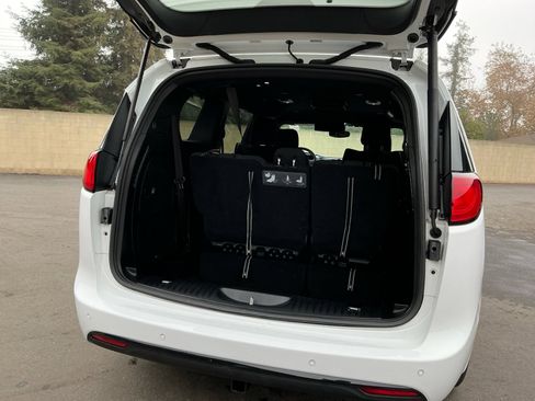 Used 2020 Chrysler Pacifica Touring w/ S Appearance Package image 27