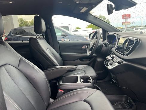 Used 2025 Chrysler Pacifica Select FWD image 15