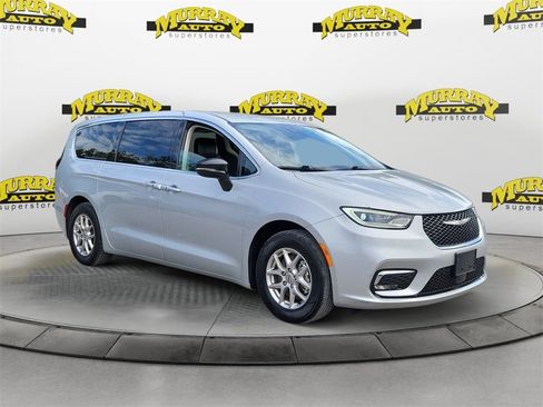 Certified 2024 Chrysler Pacifica Touring-L image 5