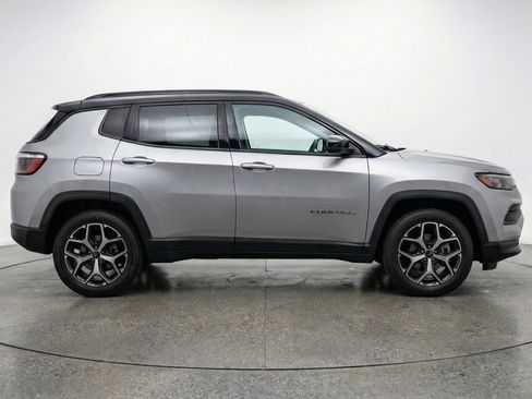 Used 2025 Jeep Compass Limited image 11