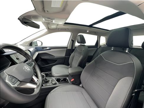 Used 2024 Volkswagen Taos SE w/ Panoramic Sunroof Package AWD/4WD image 18
