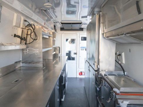 Used 2021 Mercedes-Benz Sprinter 4500 w/ Parking Package image 4