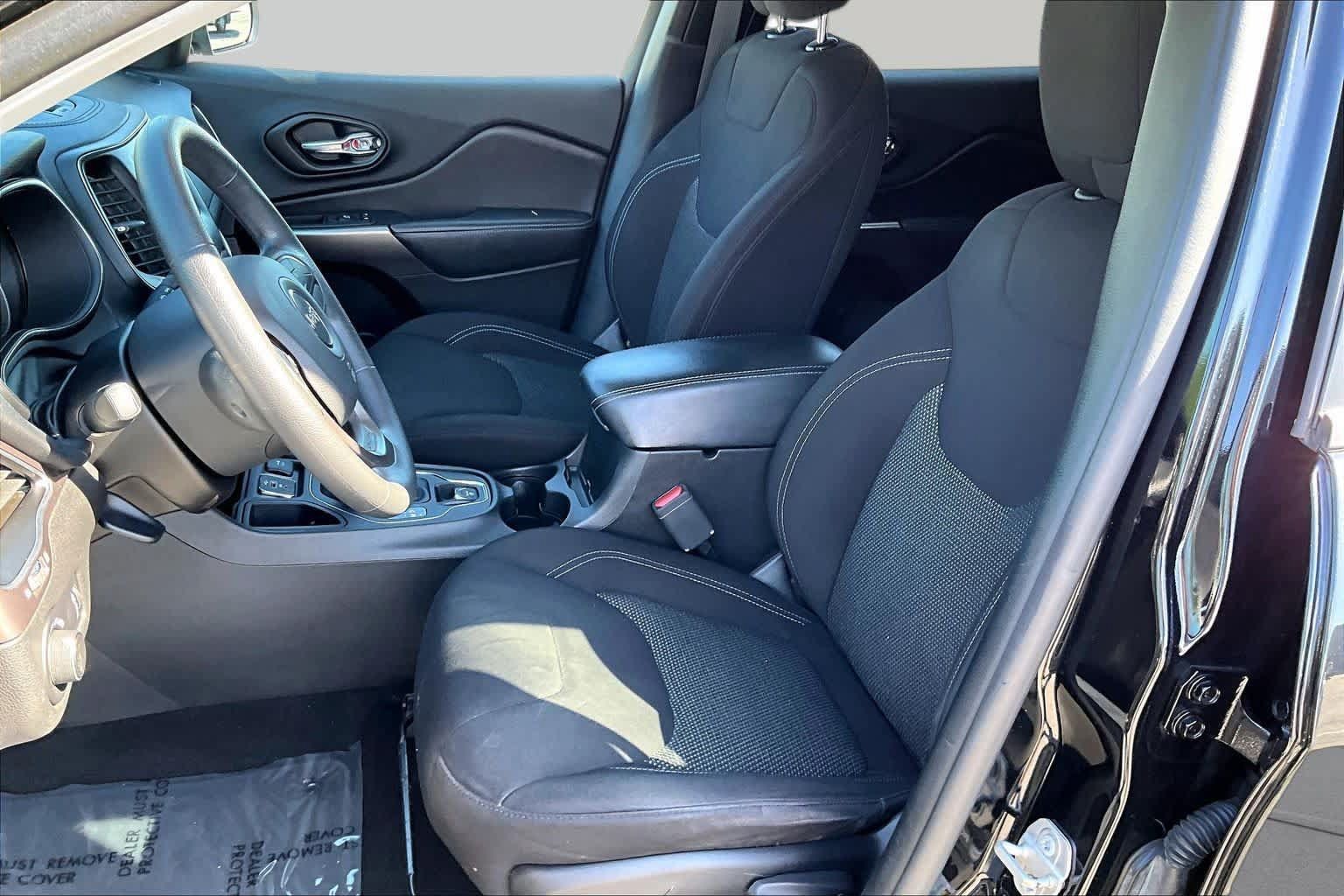 Used 2021 Jeep Cherokee Latitude FWD image 8