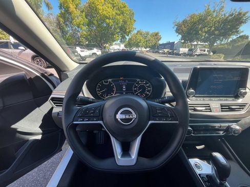 Used 2025 Nissan Altima 2.5 SV FWD image 34