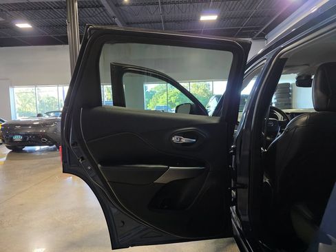 Used 2020 Jeep Cherokee Limited AWD/4WD image 17