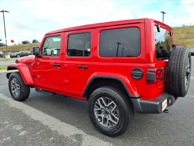 Used 2026 Jeep Wrangler Unlimited Sahara AWD/4WD image 9
